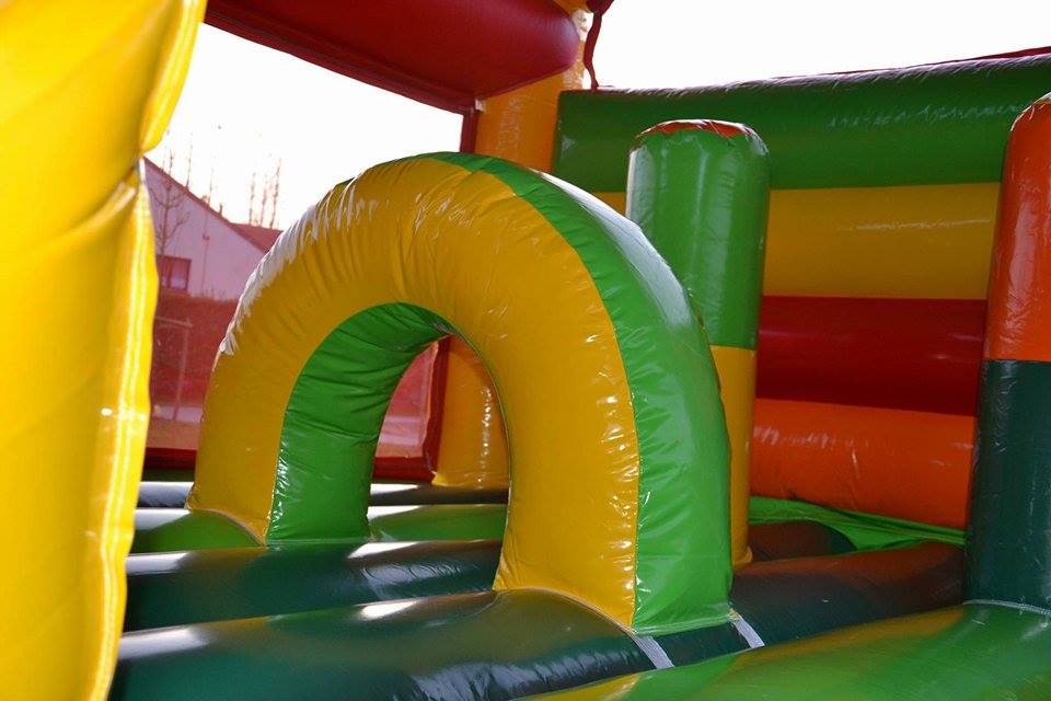 Location de château et structure gonflable Lion Virton Aubange intérieur