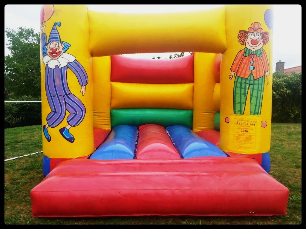 Location de chateau gonflabe Clown Virton province de Luxembourg