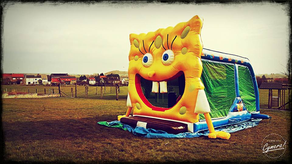 Location de château et structure gonflable Bob L'éponge XXL Virton Aubange face