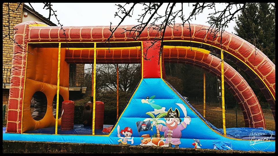 Le château gonflable Pirate Location Arlon Aubange Virton
