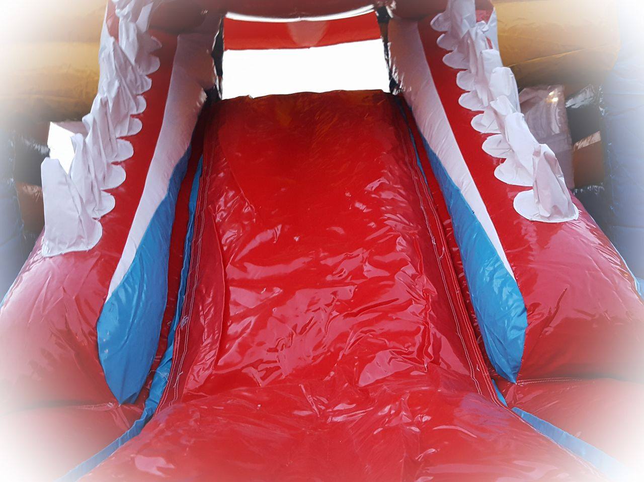 Le château gonflable Requin Location Arlon Musson Luxembourg