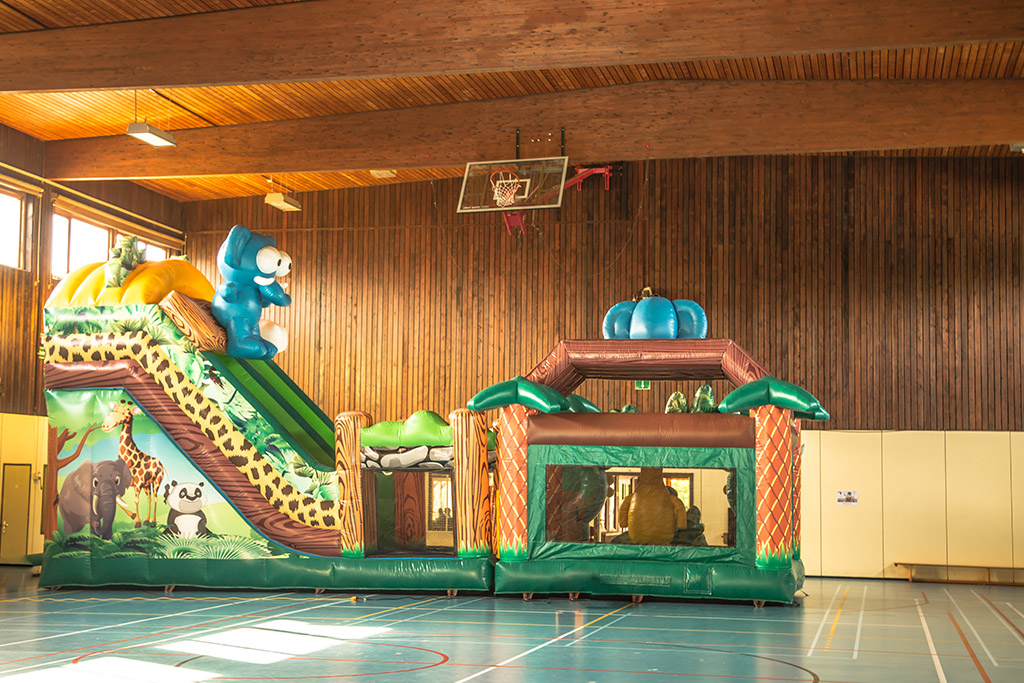 vue grand chateau gonflable tobogan xxl province du luxembourg, virton jungle xxl